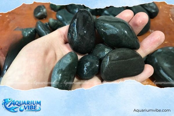 Đá cuội đen 2 Đá cuội đen có độ sần nhẹ, ít bị mài mòn trong môi trường nước